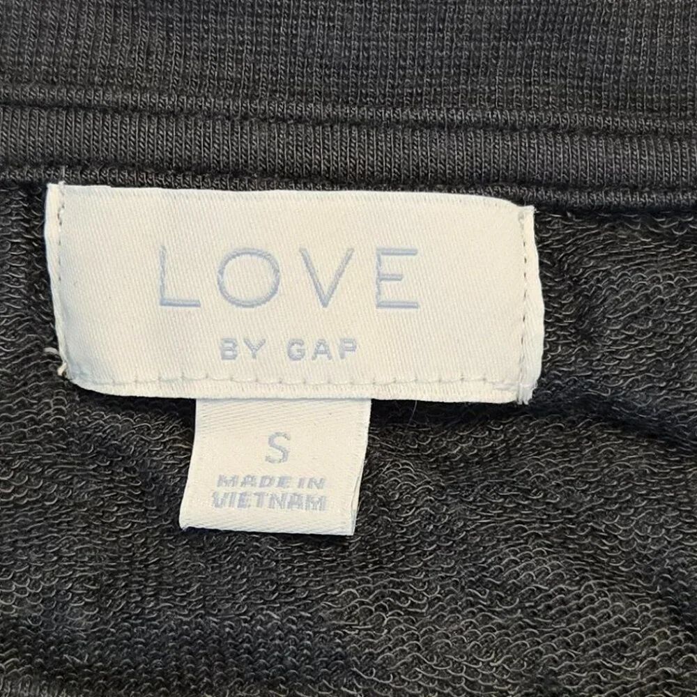 Love by GAP - Small - BNWT Grey Sweater with roses